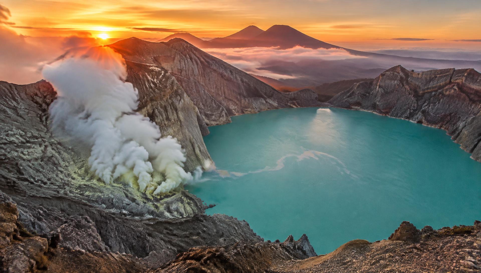 Sunrise over the turquoise crater lake of Ijen